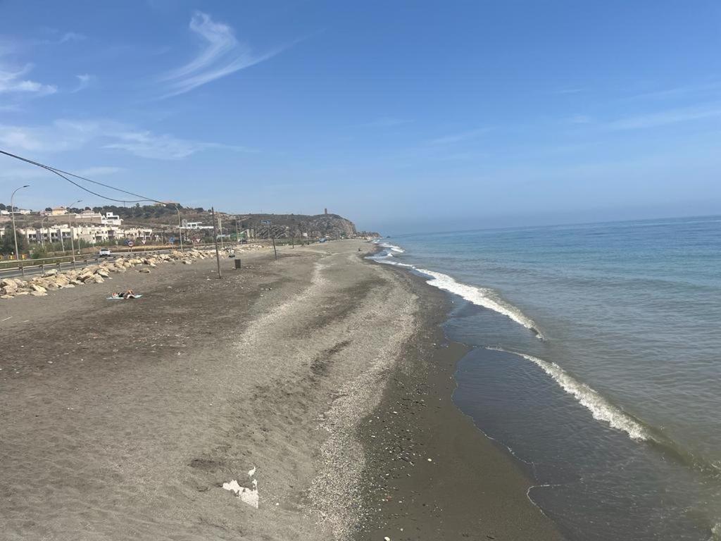 Bajo Con Jardin En Primera Linea De Playa Malaga Zewnętrze zdjęcie
