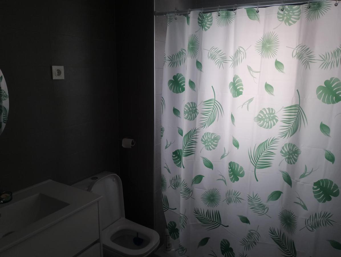 Bajo Con Jardin En Primera Linea De Playa Malaga Zewnętrze zdjęcie